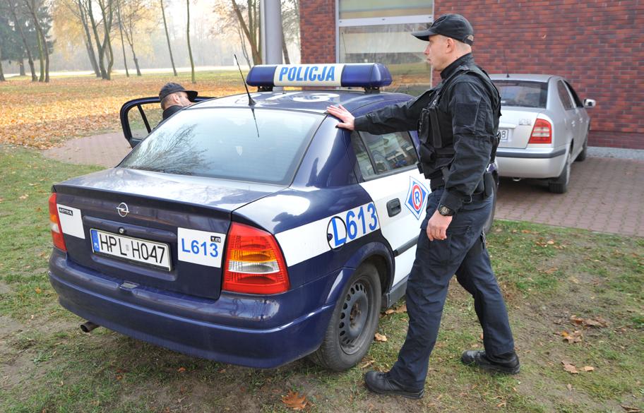 Zakład Interwencji Policyjnych Fot. 28. Jeden z policjantów zajmuje miejsce obok zatrzymanego. Policjant kierujący radiowozem do tego momentu obserwuje zatrzymanego, a następnie wsiada za kierownicę.