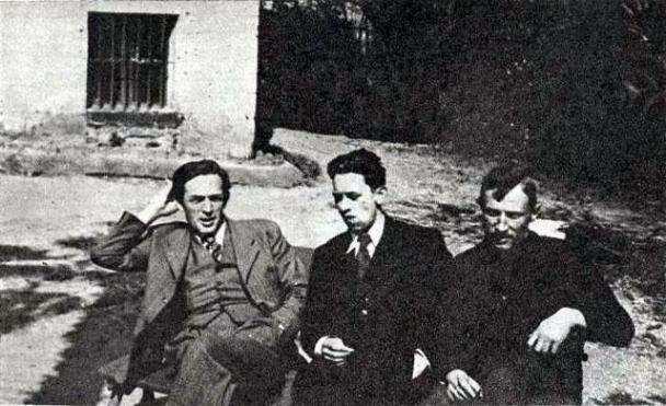 Jan Graliński (pierwszy z lewej), Jerzy Różycki i Piotr Smoleński w ośrodku Cadix, wszyscy trzej zginęli w katastrofie morskiej. Zdjęcie ze zbiorów Rady Miasta Bydgoszcz.