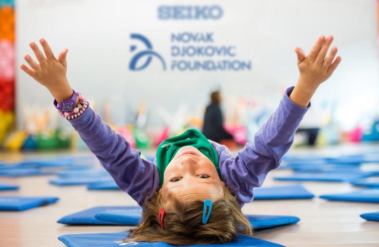 Novak Djokovic Fundation. Zegarek damsko-dziecięcy Lorus RRX29GX9 posiada bardzo dokładny kwarcowy mechanizm Seiko, zasilany baterią, której zasilanie przewidziane jest na około 3 lata.