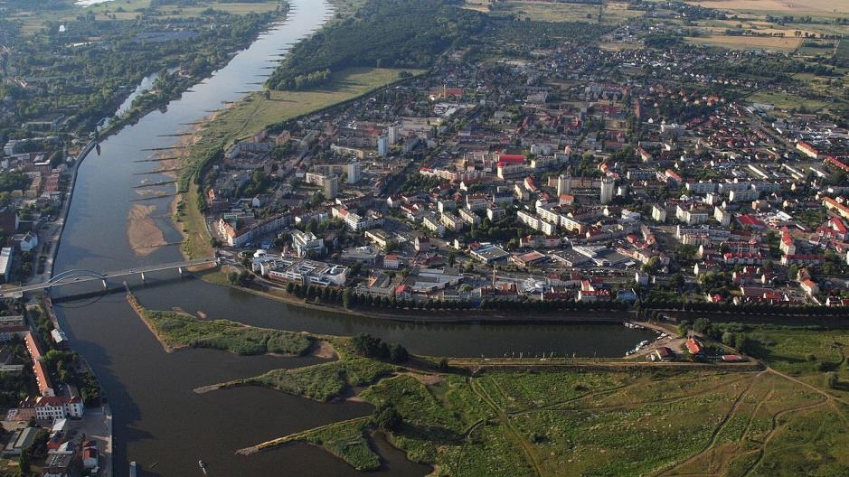 Rysunek 9 Odra w rejonie Słubic z widocznym mostem granicznym, lipiec 2015 (fot. Wolkenkratzer, źródło: https://commons.wikimedia.org/wiki/file:slubice_polen_001b.