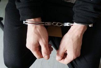 Sosnowieccy wywiadowcy z wydziału prewencji zatrzymali dwóch mężczyzn, którzy grożąc dostawcy i używając wobec niego przemocy, dokonali kradzieży pizzy.