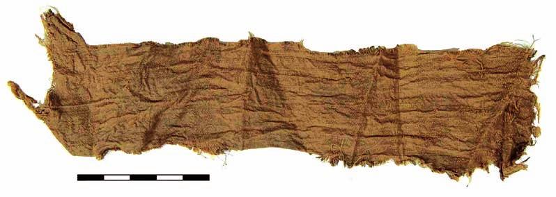 795 797) W zabytkowym materiale tekstylnym pochodzącym z badań na Nowym Targu można wyróżnić 12 wyrobów włókienniczych w całości wykonanych z jedwabiu.