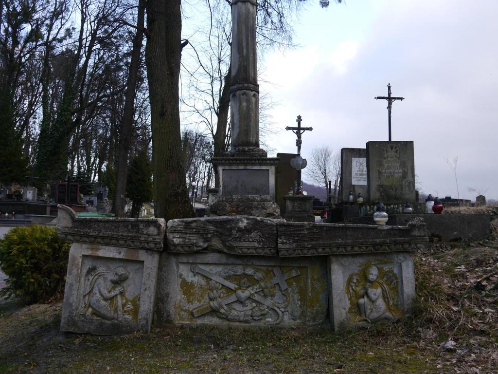 Fot. 2. Lwów, Cmentarz Łyczakowski, Nagrobek Evelin Beaty z Czackich Hrabiny Karnickiej i Feliksa Szczesnego Hrabiego Karnickiego. Widok na przednie, ozdobne obramienie nasypu nagrobka.