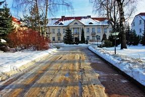 Pałac biskupów Pałac biskupów łomżyńskich został zbudowany w 1925 roku po powstaniu diecezji. Budynek przy ulicy Sadowej, w stylu klasycystycznym, jest najokazalszym budynkiem Kurii Biskupiej.