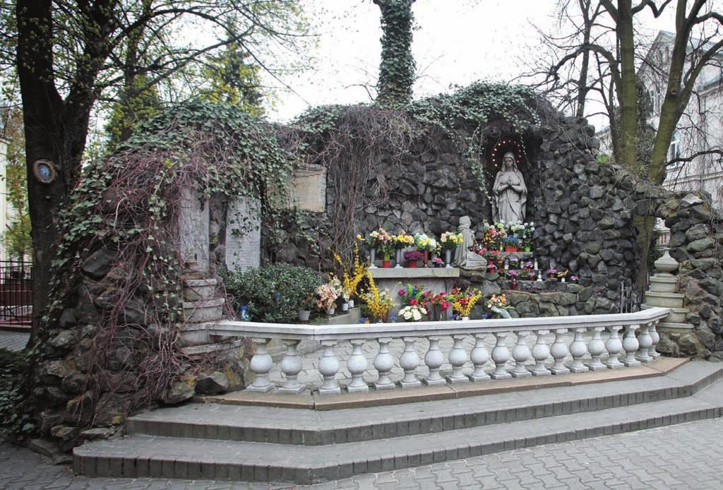 Grota Matki Boskiej z Lourdes, 1933 r. okazało, miejsce ustawienia groty było niefortunne w maju 1932 r.