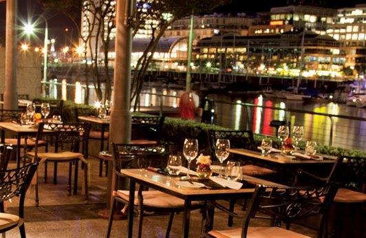 Dzień 11 Wieczór z winem Wieczorem przejazd do pięknego Puerto Madero nowoczesnego portu.