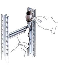 Montaż ram bocznych Właściwe zamontowanie łączników poziomych i krzyżowych tworzy kratownicę ramy bocznej regału.