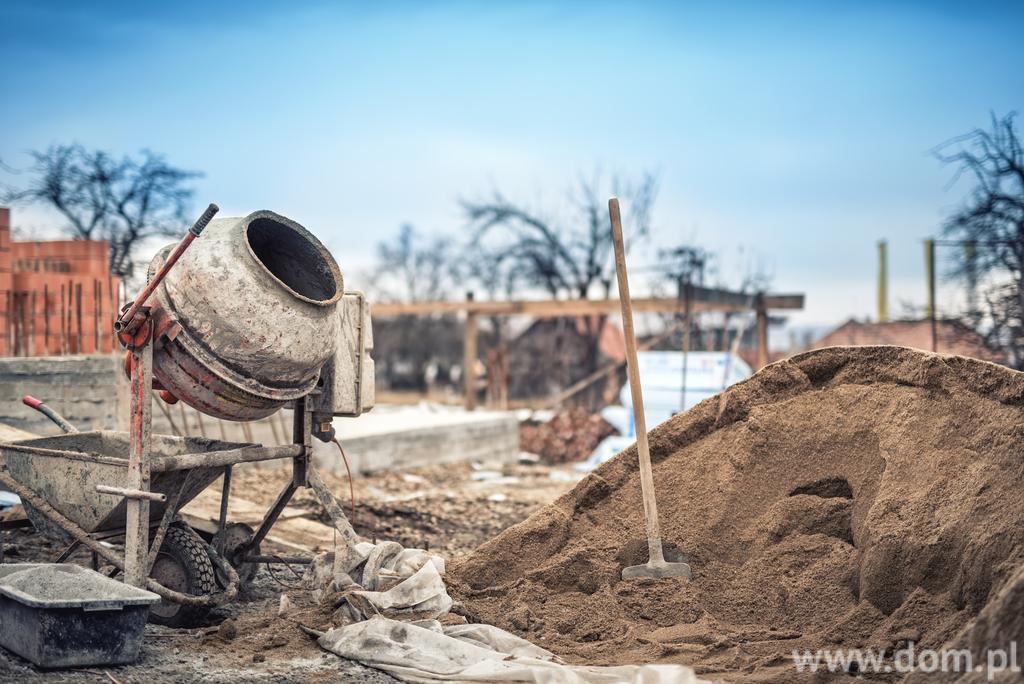 Betoniarka czy mieszarka? Co wybrac do mieszania chemii budowlanej na placu budowy? Mieszanie chemii budowlanej to nieodłączny element prac remontowo-budowlanych.