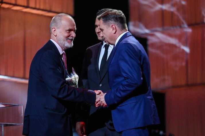 Gala w Tatrze Polskim w Warszawie odbywa się z udziałem prezydenta Andrzeja Dudy, premier Beaty Szydło, prezesa PiS Jarosława Kaczyńskiego i szefa NSZZ "Solidarność Piotra Dudy.