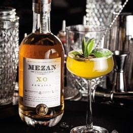 HONEY BASIL DAIQUIRI 40ml Mezan XO Jamaica 20ml sok z limonki 15ml syrop miodowy (1:1 miód z syropem cukrowy) 3 duże listki bazyli szczypta