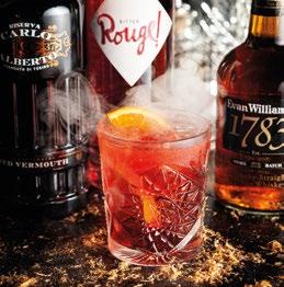 SMOKY BOULEVARDIER 20ml Evan Willams Small Batch 20ml Carlo Alberto Bitter Rouge 20ml Carlo Alberto Red Wermut opcjonalnie: drewno do wędzenia Plasterek pomarańczy Wszystkie składniki umieść w