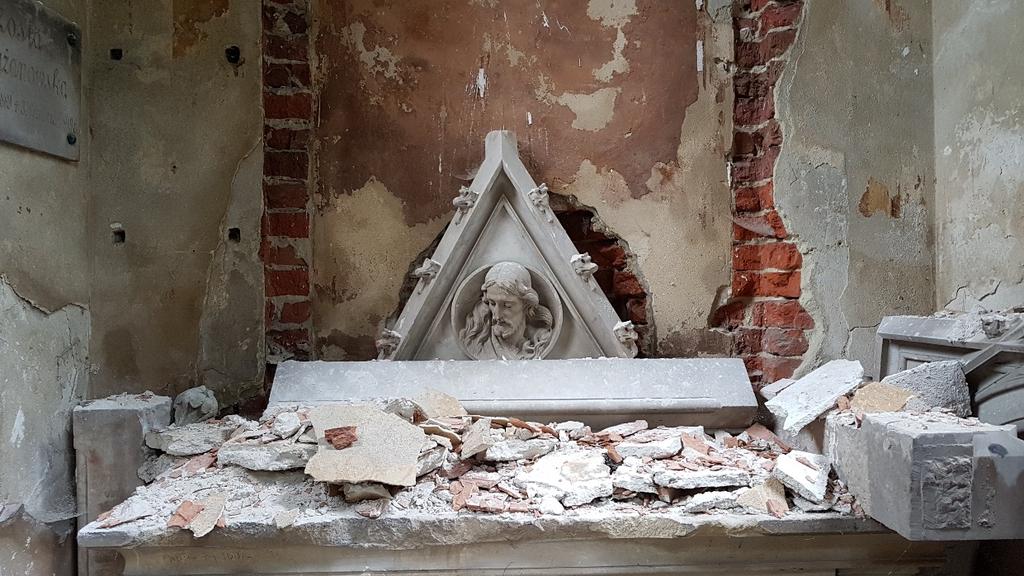 nr 3) nr 3 Wszystkie elementy odrywające od powierzchni ścian uderzając o ceramiczną posadzkę oraz