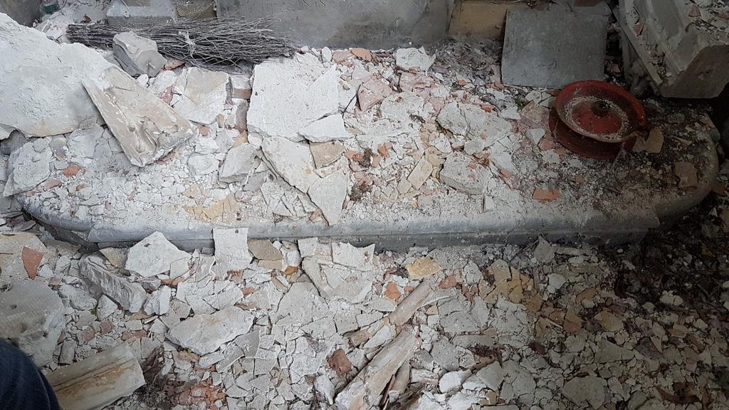 Powstałe w ten sposób zawilgocenia wymienionych przestrzeni skutkowały szczególnie znacznym zniszczeniem tynku w narożnikach ścian.