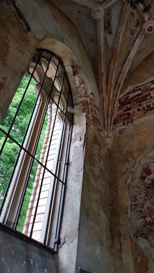 Brak okien jest również powodem stałego dopływu wód opadowych do wnętrza kaplicy.