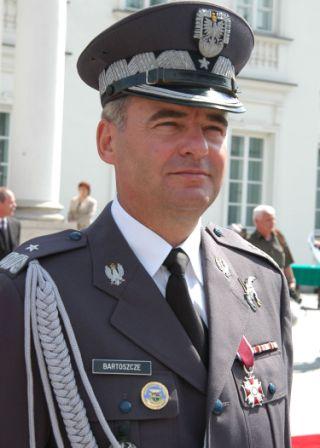 gen. bryg. pil. Jacek Bartoszcze Drugi Dowódca 2 Brygady Lotnictwa Taktycznego - gen. bryg. pil. Jacek Bartoszcze Brygadą dowodził od 28 kwietnia 2000 r. do 31 marca 2001 r.