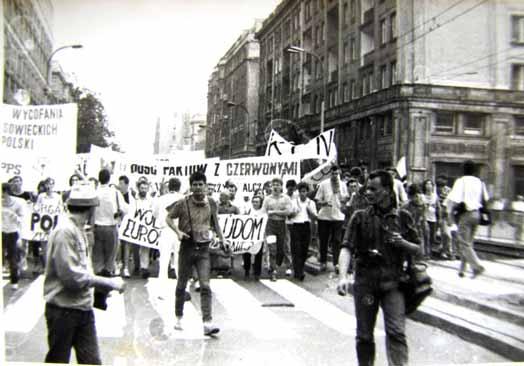 Jedna z demonstracji z udziałem m.in. Grup Wykonawczych SW. Po prawej stronie z flagą z symbolem SW Jacek Guzowski.