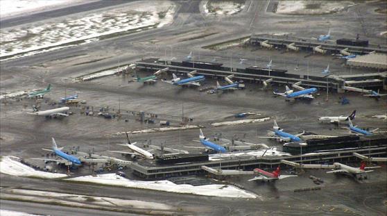 WEJŚCIE CIE Hala odlotów Część lotnicza Airside Część lotnicza lotniska obszar trwale przeznaczony: do startów i lądowań statków powietrznych do związanego z tym ruchu statków powietrznych wraz z