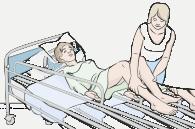 3), jeżeli stan chorego leżącego tego wymaga, należy zabezpieczyć jego ułożenie poduszkami, jedna (większa) powinna znajdować się pod plecami,