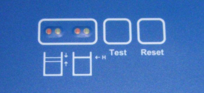 Poniższy rysunek przedstawia zespół przycisków i lampek sygnalizacyjnych OSA: Poza przyciskami Test i Reset, umieszczone są dwie pary diod sygnalizacyjnych.