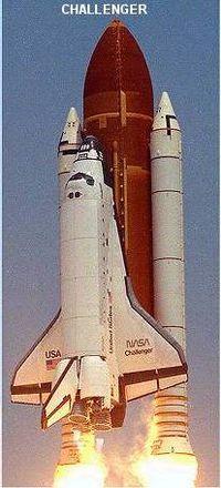 KATASTROFA PROMU KOSMICZNEGO CHALLENGER 28 stycznia 1986 roku Challenger eksplodował w 74 minuty po starcie. Jako potencjalnych winnych tego wydarzenia określono cztery firmy: 1.