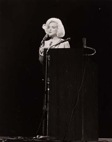 205 HENRY GROSSMAN (1936) Marilyn Monroe odbitka żelatynowo-srebrowa/papier barytowy, 25 x 20,5 cm (arkusz) na odwrociu pieczęć autorska: 'PLEASE CREDIT: HENRY GROSSMAN [adres]' gelatin-silver