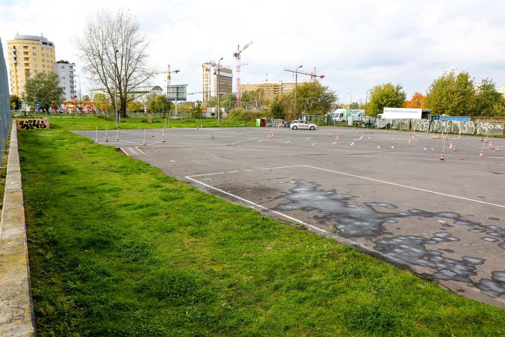 powyżej: Tak wyglądają tereny pomiędzy Gandhi i Areną Ursynów Dzielnica twierdzi, że to lokalizacja nietrafiona.