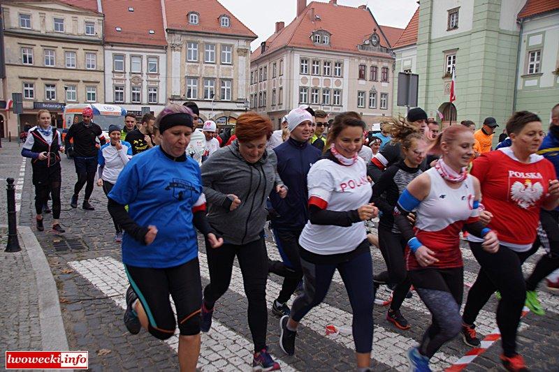 Przed złożeniem kwiatów pod tablicą pamięci głos zabrał Senator Rafał Ślusarz: Szanowni Państwo, to wyjątkowy dzień, wyjątkowa rocznica i myślę, że warto chwilę zastanowić się gdzie byliśmy i jak z