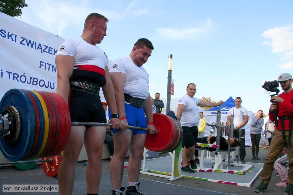 Można w pojedynkę, dwójkę, trójkę, czwórkę. zachęcał widzów do samodzielnej próby, konferansjer. Następne podejście. Za chwilę skończy nam się sztanga.