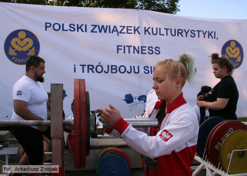 "Tego dnia przypadał mi mocny trening przysiadów i martwego ciągu w sprzęcie. Mimo silnego słońca, w cieniu było dość chłodno, więc ciężko było mi się porządnie rozgrzać.