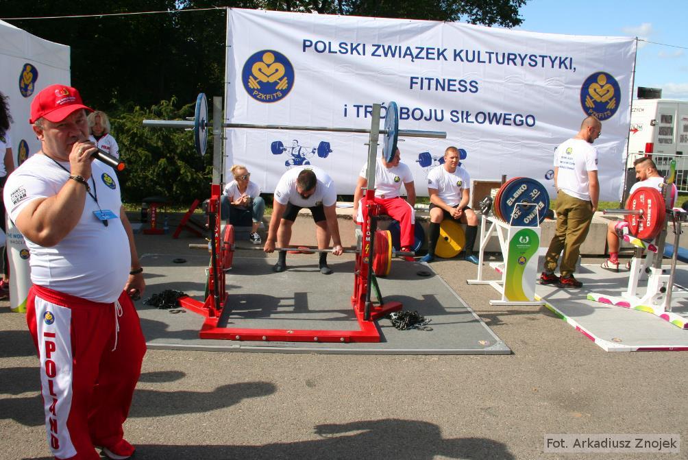 Ponad tona obciążenia, 23 osoby do obsługi, trzy sztangi, ławka do wyciskania i dwa stojaki przygotował Polski Związek Kulturystyki, Fitness i Trójboju Siłowego w osobie wiceprezesa ds.
