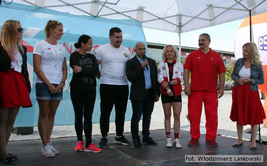 Narodowego Dnia Sportu, zachęcał telewidzów (spotkanie transmitowała TPV1) do wyjścia z domu i podejmowania systematycznej aktywności sportowej, a po zakończeniu spotkania udzielał wywiadów