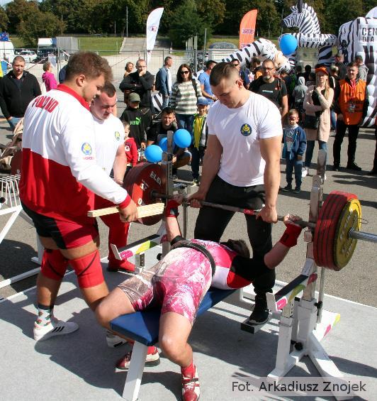 Ciężar ponad ćwierć tony, choć nie tak efektownie wyglądający jak ogumowane talerze ciężarowe, założone niemal do końca gryfu, nawet na metalowych talerzach budził respekt.