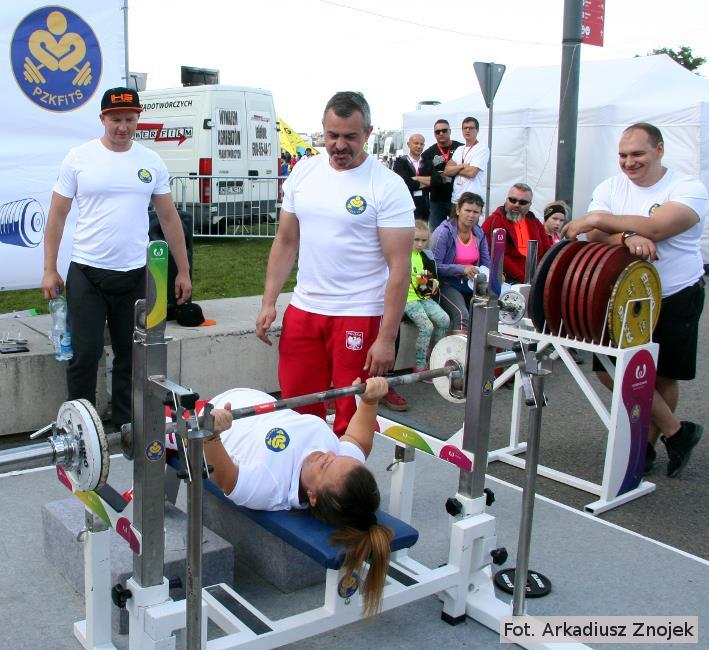 Zawodnicy Polskiego Związku nie brali udziału w konkursie. Jednak Justyna Kozdryk wywołana na pomost musiała pokazać, że miano mistrza zobowiązuje - sztangę ważącą 45 kg wycisnęła... 50 razy!
