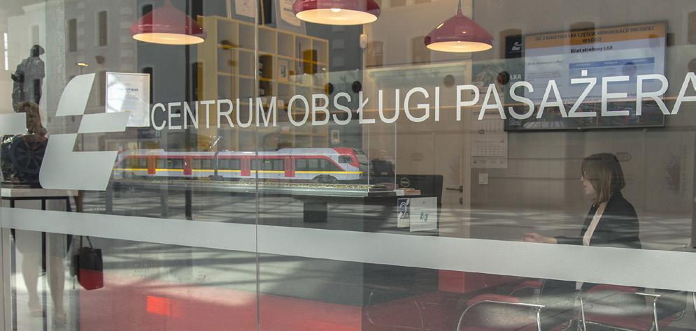 NOWOCZESNY TABOR pociągi FLIRT3 oraz Impuls2 zapewniają bezpieczeństwo i wysoki komfort podróży. Pojazdy są wyposażone w wiele udogodnień dla pasażerów.