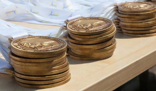 ŚCIANKA SPONSORÓW KOSZULKI I TORBY Dekoracja zwycięzców odbywa się na tle ścianki