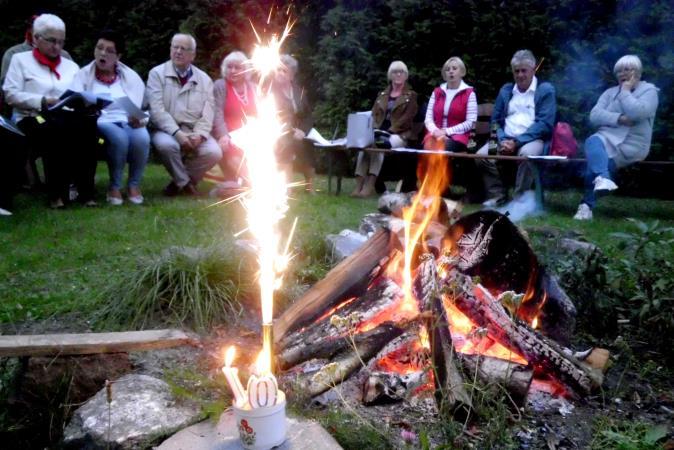 Druh Marian wraz z najmłodszą stażem dh. Ilonką rozpalają ognisko i przy akompaniamencie 5 gitar śpiewamy wszyscy: Już rozpaliło się ognisko..." Druhna hm.