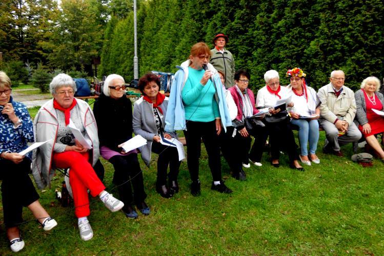 wycieczkach po kraju; nasze papużki nierozłączki dh. Halinka i dh. Janeczka opowiedziały o tym, dlaczego postanowiły zostać prawdziwymi harcerkami (dzisiaj tworzą poczet sztandarowy Kręgu); dh.