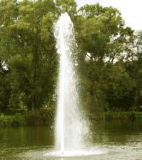 Dodatkową zaletą fontanny pływającej jest łatwość jej czyszczenia i montażu (całość urządzenia holuje się po wodzie). Fontanna taka jest niezależna nawet od dużych wahań poziomu wody w zbiorniku.