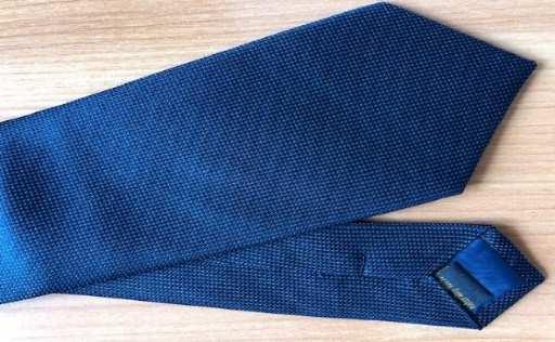 4 Krawat jedwabny - tkanina: 100% jedwab naturalny; - krawat szyty ręcznie w taki sposób, że nie widać szwów, z żakardowej jedwabnej tkaniny wewnątrz podwójny wkład, podszewka na całej długości; -w