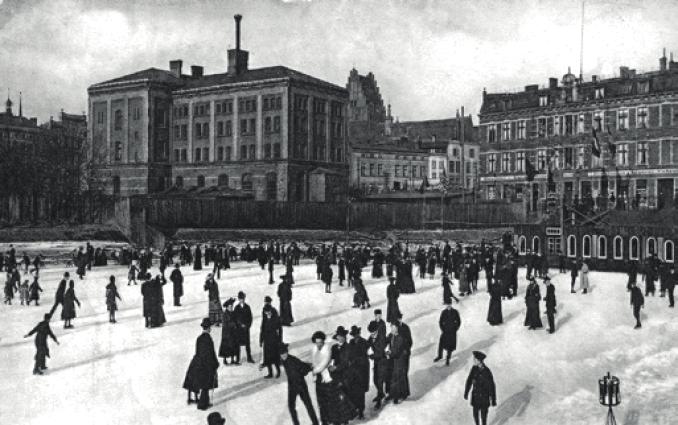 NOWOCZESNOŚĆ TUŻ OBOK HISTORII W latach 20. XX wieku pewien gdański kupiec w budynku byłej pralni garnizonowej otworzył fabrykę kakao i marcepanu.