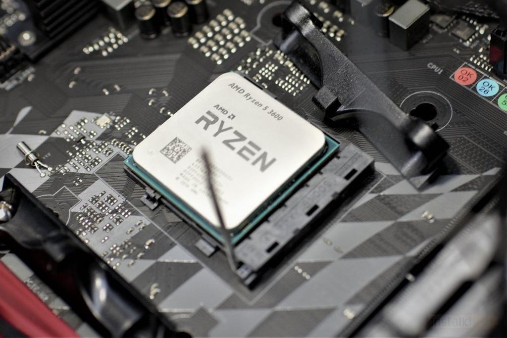 Jednostka została oparta o płytę główną Biostar X470GTA, procesor AMD Ryzen 5 3600, pamięć HyperX Fury RGB DDR4-3200 16 GB i dysk XPG GAMMIX S11.
