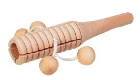 Instrument drewniany z rączką do użycia na trzy sposoby: stukanie pałeczką (jak tonblok), pocieranie pałeczką (jak tarka) lub obracanie (kuleczki na sznurkach postukują).