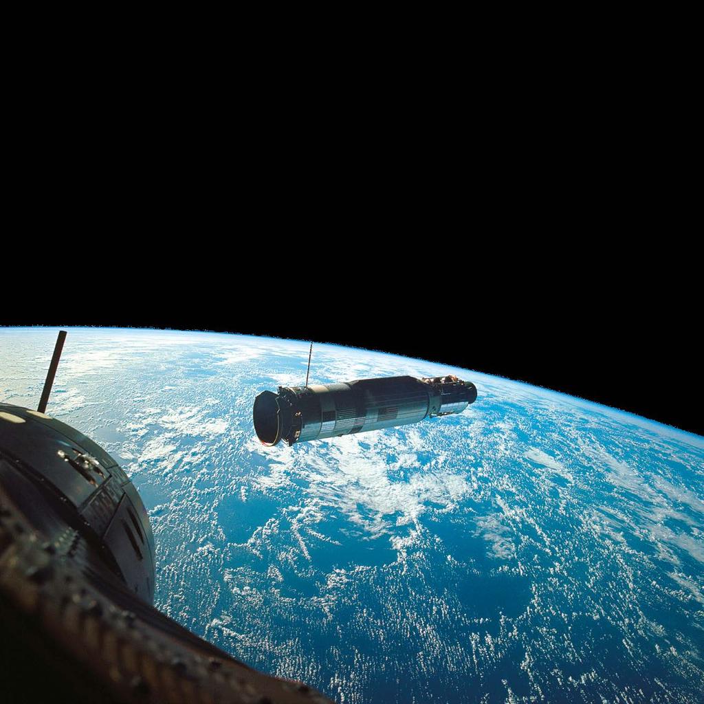 [Na temat kosmosu] napisano wiele artykułów prasowych i książek, zwłaszcza po misji Apollo