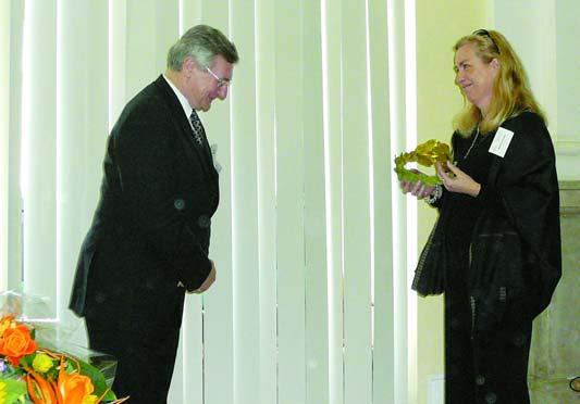 Dekoracja wieńcem laurowym nowego medalisty prof. Wojciecha Radomskiego Prof. Wojciech Radomski przekazuje Berło Przewodniczącego nowo wybranemu prof.