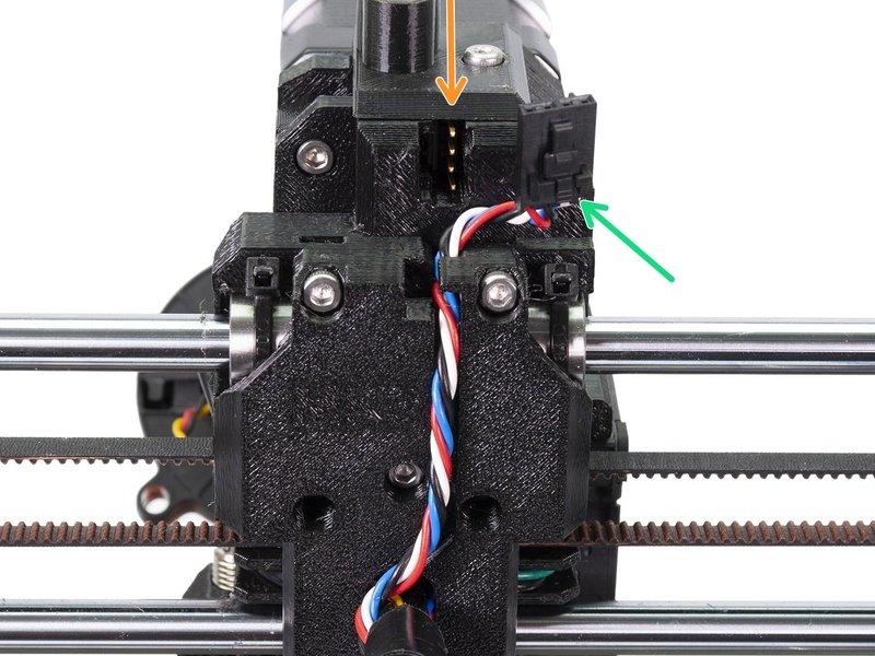 Step 13 Finalizacja montażu korpusu ekstrudera (część 2) Podłączmy z powrotem czujnik filamentu.