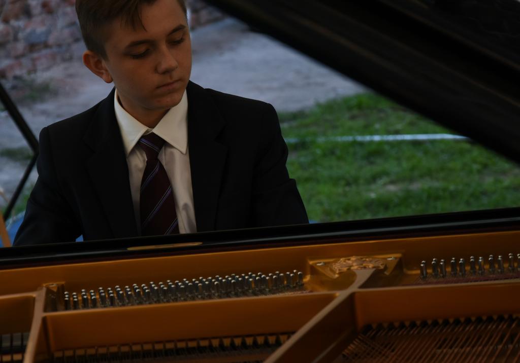 Mikołaj Seroka urodził się w 2003 roku w Warszawie. Naukę gry na fortepianie rozpoczął w wieku pięciu lat. Ukończył PSM im. E.