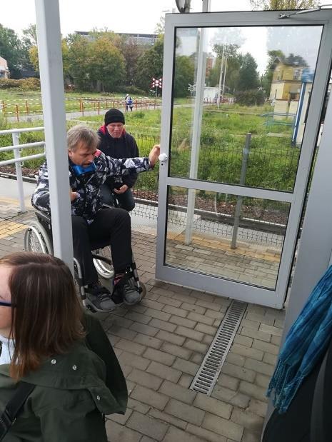 Różne poziomy nawierzchni z torami (dojazd do peronów).