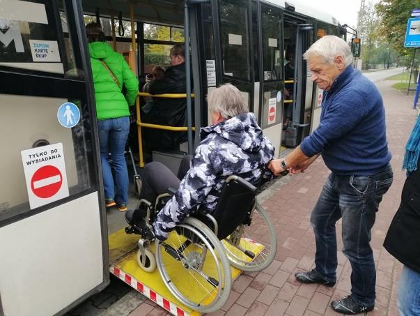 wyprofilowane krawężniki przy zjeździe z chodnika na ulicę, oznakowanie miejsca dla niepełnosprawnych na przystanku autobusowym.