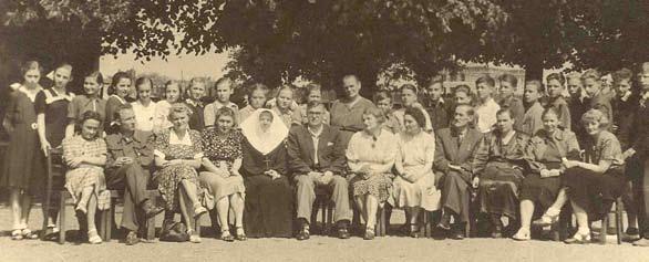 Grono pedagogiczne oraz uczniowie SP nr 28 koniec lat 40. (zdjęcie pochodzi z archiwum prywatnego) SZKOŁY DAWNEGO się od Strzyży. Przez Wrzeszcz przepływają trzy potoki.