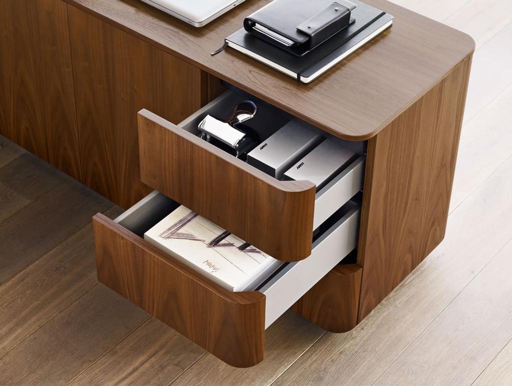 Storage Przechowywanie The offer of erange cabinets complements a sophisticated executive office perfectly.